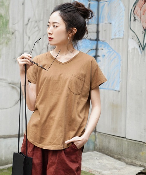 zootie（ズーティー）の「【汗が染みない！シンプルT】 汗しみない ポケットTシャツ［Vネック］ 汗染み防止（Tシャツ/カットソー・レディース・ブラック/パープル/ネイビー/ライトブルー/杢グレー/カーキ/ロイヤルブルー/グレイッシュブルー/オフホワイト/キャメル/フューシャピンク/ラベンダー/グレイッシュベージュ/ライトカーキ/イエロー/ブラウン/オレンジ系その他/モカ/オレンジ系その他2/ダークブラウン/ブルー系その他2/パープル系その他/アイボリー/ダークグリーン/レッド系その他/ミント/イエロー系その他・L/M/XL/3L/L-XL/M-L）」の22枚目の写真
