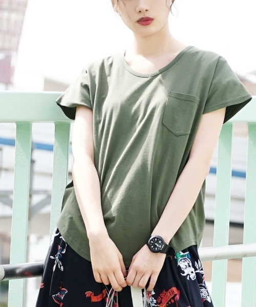 zootie（ズーティー）の「【汗が染みない！シンプルT】 汗しみない ポケットTシャツ［Vネック］ 汗染み防止（Tシャツ/カットソー・レディース・ブラック/パープル/ネイビー/ライトブルー/杢グレー/カーキ/ロイヤルブルー/グレイッシュブルー/オフホワイト/キャメル/フューシャピンク/ラベンダー/グレイッシュベージュ/ライトカーキ/イエロー/ブラウン/オレンジ系その他/モカ/オレンジ系その他2/ダークブラウン/ブルー系その他2/パープル系その他/アイボリー/ダークグリーン/レッド系その他/ミント/イエロー系その他・L/M/XL/3L/L-XL/M-L）」の10枚目の写真