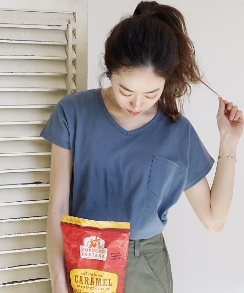 zootie（ズーティー）の「【汗が染みない！シンプルT】 汗しみない ポケットTシャツ［Vネック］ 汗染み防止（Tシャツ/カットソー・レディース・ブラック/パープル/ネイビー/ライトブルー/杢グレー/カーキ/ロイヤルブルー/グレイッシュブルー/オフホワイト/キャメル/フューシャピンク/ラベンダー/グレイッシュベージュ/ライトカーキ/イエロー/ブラウン/オレンジ系その他/モカ/オレンジ系その他2/ダークブラウン/ブルー系その他2/パープル系その他/アイボリー/ダークグリーン/レッド系その他/ミント/イエロー系その他・L/M/XL/3L/L-XL/M-L）」の16枚目の写真