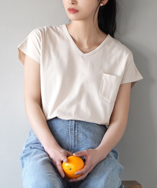 zootie（ズーティー）の「【汗が染みない！シンプルT】 汗しみない ポケットTシャツ［Vネック］ 汗染み防止（Tシャツ/カットソー・レディース・ブラック/パープル/ネイビー/ライトブルー/杢グレー/カーキ/ロイヤルブルー/グレイッシュブルー/オフホワイト/キャメル/フューシャピンク/ラベンダー/グレイッシュベージュ/ライトカーキ/イエロー/ブラウン/オレンジ系その他/モカ/オレンジ系その他2/ダークブラウン/ブルー系その他2/パープル系その他/アイボリー/ダークグリーン/レッド系その他/ミント/イエロー系その他・L/M/XL/3L/L-XL/M-L）」の3枚目の写真