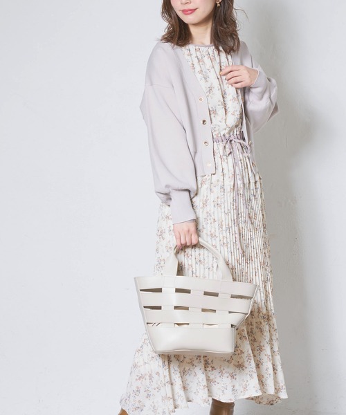 natural couture(ナチュラルクチュール)の「プチプラハトメバー釦おしゃれカーディガン(カーディガン/ボレロ・レディース・ブラック/カーキ/サックスブルー/グリーン/グレイッシュベージュ/ピンクベージュ・FREE)」の11枚目の写真