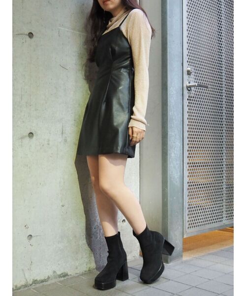 EVRIS（エヴリス）の「レザーライクキャミワンピース（ワンピース・レディース・ブラック・SMALL/MEDIUM）」の2枚目の写真