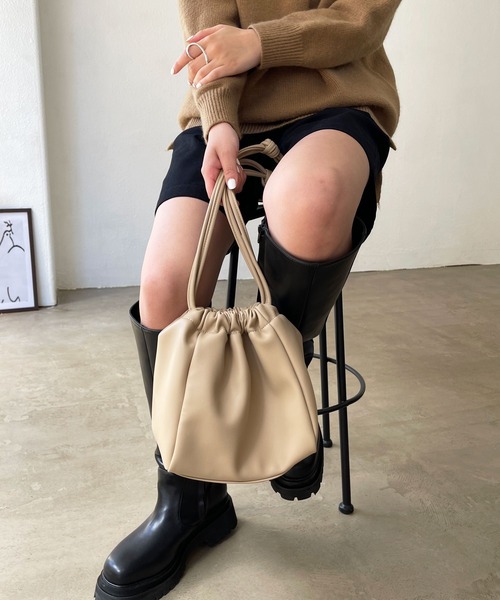 Shelly island（シェリーアイランド）の「2WAY巾着スモールバッグ（ハンドバッグ・レディース・ホワイト/ブラック/ベージュ/その他・FREE）」の3枚目の写真