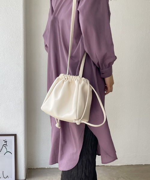 Shelly island（シェリーアイランド）の「2WAY巾着スモールバッグ（ハンドバッグ・レディース・ホワイト/ブラック/ベージュ/その他・FREE）」の2枚目の写真