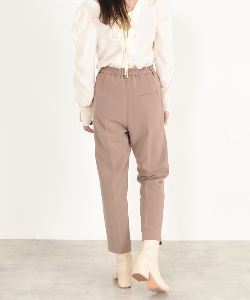 w closet（ダブルクローゼット）の「カラースラックスパンツ（スラックス・レディース・アイボリー/ブラック/カーキ/グレイッシュベージュ・マルチサイズ）」の17枚目の写真