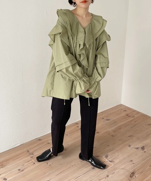 wee9s（ウィークス）の「big collar frill blouse / 付け襟風ビッグカラーフリルブラウスチュニック（シャツ/ブラウス・レディース・ホワイト/ブラック/スカイブルー/イエロー/グリーン/オリーブ/ライトイエロー/ミント/ラベンダー/ベージュ/ピンク/ブラウン/チャコール/ブルー/カーキ/ベビーピンク/ネイビー/レッド/ライトブルー・FREE）」の21枚目の写真