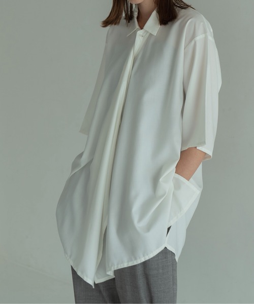 Utusiyo（ウツシヨ）の「drape shirt　颶風（シャツ/ブラウス・メンズ・ホワイト/ブラック・MEDIUM/LARGE）」の7枚目の写真