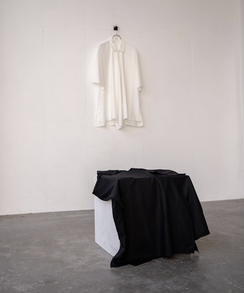 Utusiyo（ウツシヨ）の「drape shirt　颶風（シャツ/ブラウス・メンズ・ホワイト/ブラック・MEDIUM/LARGE）」の17枚目の写真