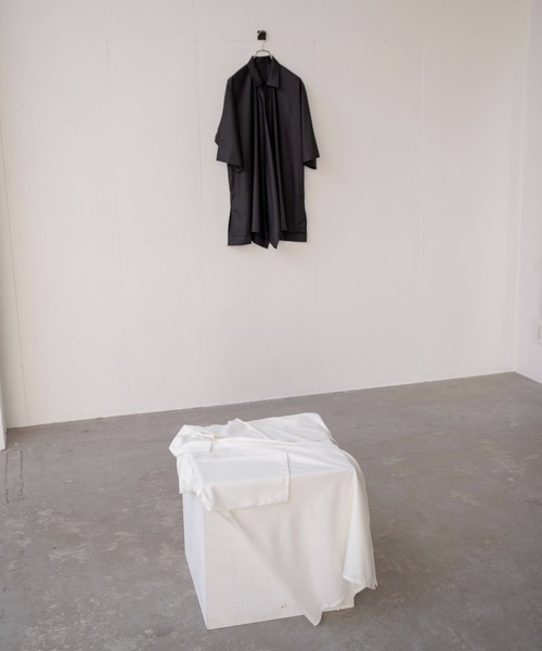 Utusiyo（ウツシヨ）の「drape shirt　颶風（シャツ/ブラウス・メンズ・ホワイト/ブラック・MEDIUM/LARGE）」の18枚目の写真