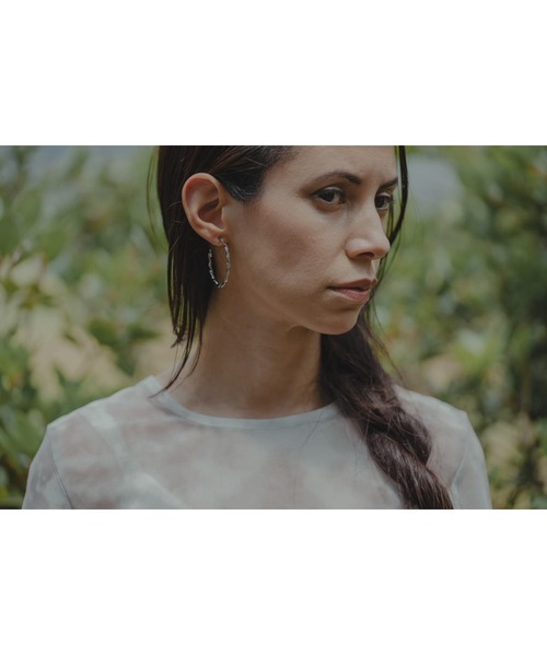 mou(モウ)の「【Na.moda】Gloss distorion hoop pierce(ピアス(両耳用)・レディース・シルバー/ゴールド・FREE)」の6枚目の写真