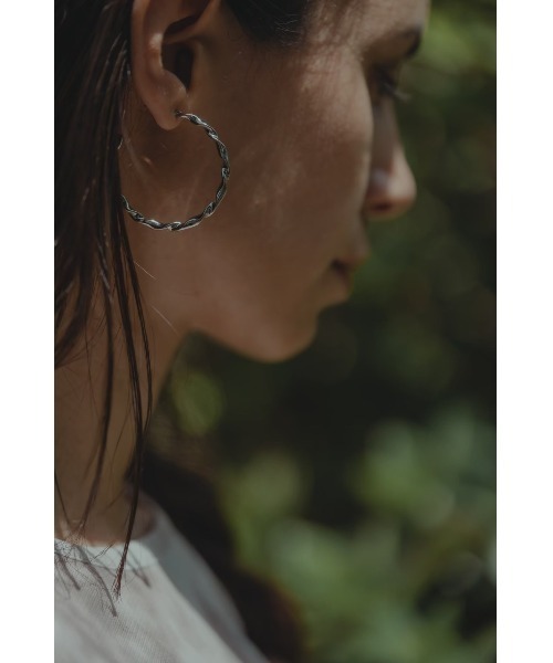 mou(モウ)の「【Na.moda】Gloss distorion hoop pierce(ピアス(両耳用)・レディース・シルバー/ゴールド・FREE)」の3枚目の写真