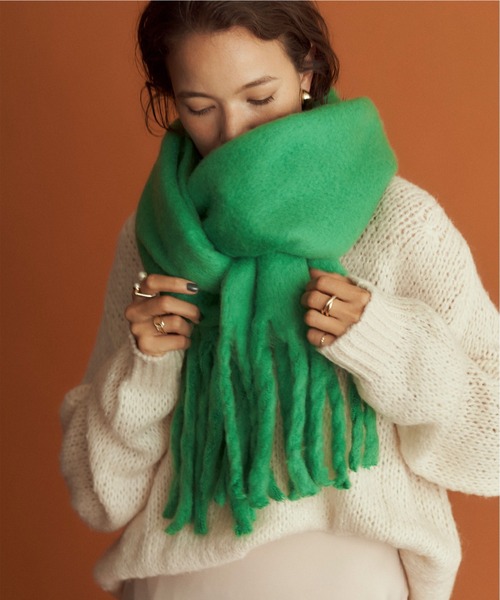 titivate（ティティベイト）の「カラーボリュームマフラー/ストール（マフラー・レディース・ブルー/イエロー/ブラウン/グリーン・FREE）」の2枚目の写真