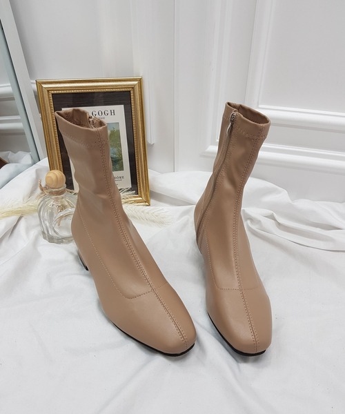 CEMONEMO(セモネモ)の「スクエアトゥ フェイクレザー ショートブーツ(ブーツ・レディース・ブラック/ブラウン/ベージュ/アイボリー・22.5/23.0/24.0/24.5/25.0/23.5)」の1枚目の写真