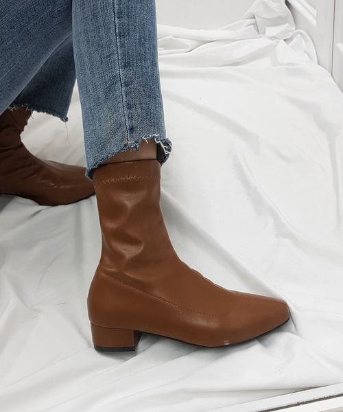 CEMONEMO(セモネモ)の「スクエアトゥ フェイクレザー ショートブーツ(ブーツ・レディース・ブラック/ブラウン/ベージュ/アイボリー・22.5/23.0/24.0/24.5/25.0/23.5)」の4枚目の写真