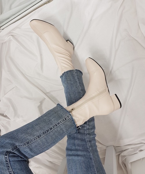 CEMONEMO(セモネモ)の「スクエアトゥ フェイクレザー ショートブーツ(ブーツ・レディース・ブラック/ブラウン/ベージュ/アイボリー・22.5/23.0/24.0/24.5/25.0/23.5)」の2枚目の写真