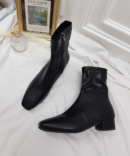 CEMONEMO(セモネモ)の「スクエアトゥ フェイクレザー ショートブーツ(ブーツ・レディース・ブラック/ブラウン/ベージュ/アイボリー・22.5/23.0/24.0/24.5/25.0/23.5)」の3枚目の写真