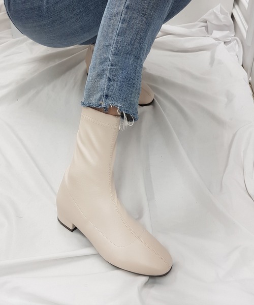 CEMONEMO(セモネモ)の「スクエアトゥ フェイクレザー ショートブーツ(ブーツ・レディース・ブラック/ブラウン/ベージュ/アイボリー・22.5/23.0/24.0/24.5/25.0/23.5)」の8枚目の写真