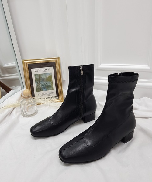 CEMONEMO(セモネモ)の「スクエアトゥ フェイクレザー ショートブーツ(ブーツ・レディース・ブラック/ブラウン/ベージュ/アイボリー・22.5/23.0/24.0/24.5/25.0/23.5)」の5枚目の写真