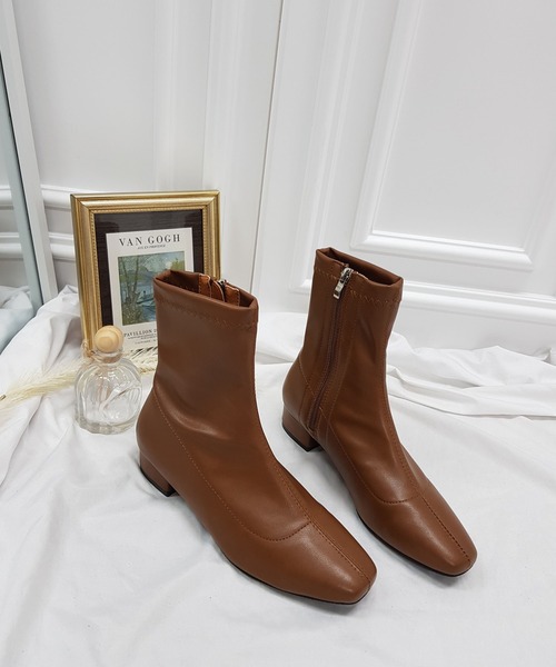 CEMONEMO(セモネモ)の「スクエアトゥ フェイクレザー ショートブーツ(ブーツ・レディース・ブラック/ブラウン/ベージュ/アイボリー・22.5/23.0/24.0/24.5/25.0/23.5)」の6枚目の写真