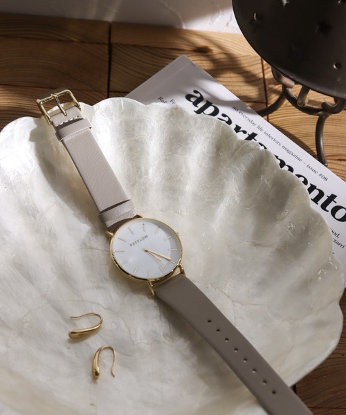 BAYFLOW（ベイフロー）の「シェルダイアルウォッチ（アナログ腕時計・レディース・ライトグレー/ベージュ・FREE）」の2枚目の写真