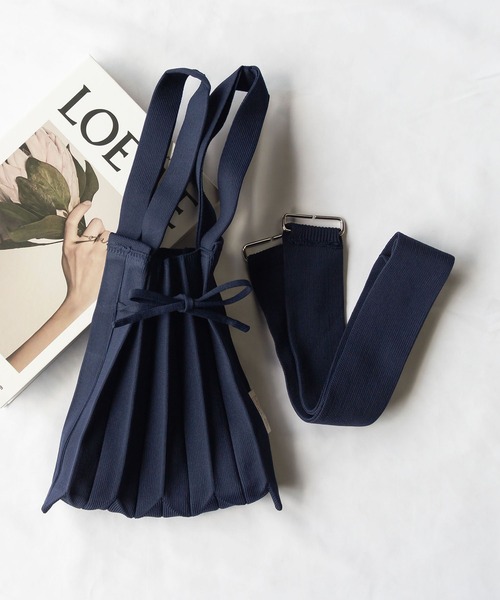 me+em select（ミームセレクト）の「※【 10色展開 ／ 2WAY 】カラーニットプリーツリボンハンドバッグ（ショルダーストラップ付属）（ハンドバッグ・レディース・ピンク/レッド/イエロー/パープル/ネイビー/ミント/コーラルピンク/ブルー/オレンジ/グリーン・FREE）」の4枚目の写真