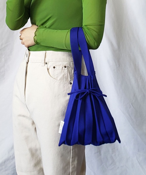 me+em select（ミームセレクト）の「※【 10色展開 ／ 2WAY 】カラーニットプリーツリボンハンドバッグ（ショルダーストラップ付属）（ハンドバッグ・レディース・ピンク/レッド/イエロー/パープル/ネイビー/ミント/コーラルピンク/ブルー/オレンジ/グリーン・FREE）」の5枚目の写真