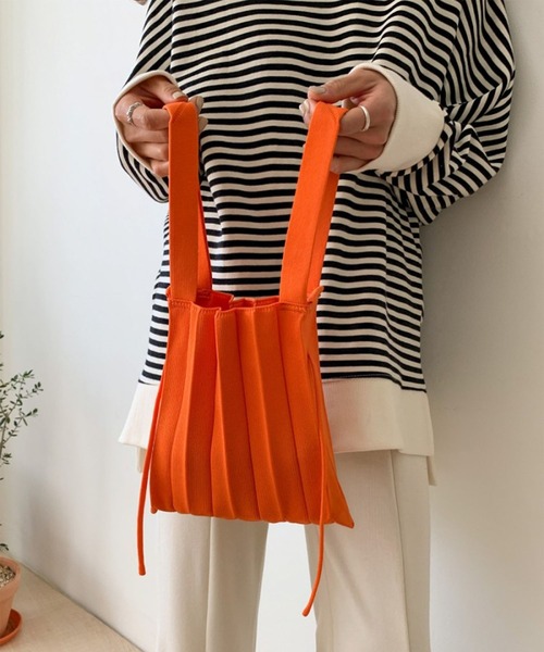 me+em select（ミームセレクト）の「※【 10色展開 ／ 2WAY 】カラーニットプリーツリボンハンドバッグ（ショルダーストラップ付属）（ハンドバッグ・レディース・ピンク/レッド/イエロー/パープル/ネイビー/ミント/コーラルピンク/ブルー/オレンジ/グリーン・FREE）」の15枚目の写真