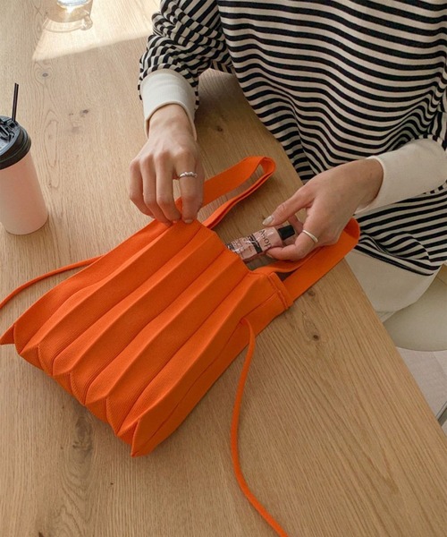 me+em select（ミームセレクト）の「※【 10色展開 ／ 2WAY 】カラーニットプリーツリボンハンドバッグ（ショルダーストラップ付属）（ハンドバッグ・レディース・ピンク/レッド/イエロー/パープル/ネイビー/ミント/コーラルピンク/ブルー/オレンジ/グリーン・FREE）」の16枚目の写真