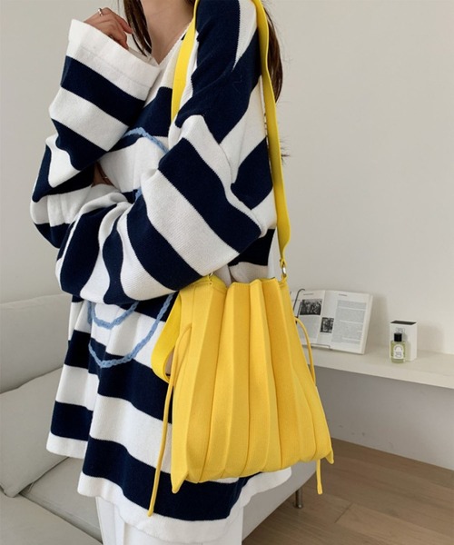 me+em select（ミームセレクト）の「※【 10色展開 ／ 2WAY 】カラーニットプリーツリボンハンドバッグ（ショルダーストラップ付属）（ハンドバッグ・レディース・ピンク/レッド/イエロー/パープル/ネイビー/ミント/コーラルピンク/ブルー/オレンジ/グリーン・FREE）」の20枚目の写真