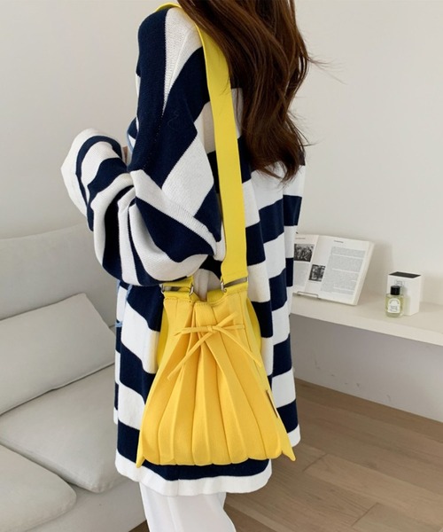 me+em select（ミームセレクト）の「※【 10色展開 ／ 2WAY 】カラーニットプリーツリボンハンドバッグ（ショルダーストラップ付属）（ハンドバッグ・レディース・ピンク/レッド/イエロー/パープル/ネイビー/ミント/コーラルピンク/ブルー/オレンジ/グリーン・FREE）」の21枚目の写真