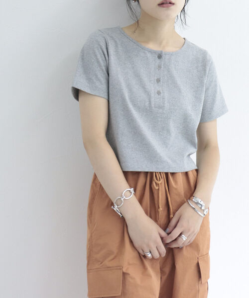 fredy emue（フレディエミュ）の「ヘンリーネック　クロップドTシャツ（Tシャツ/カットソー・レディース・ブラック/グレー/オフホワイト・38）」の3枚目の写真