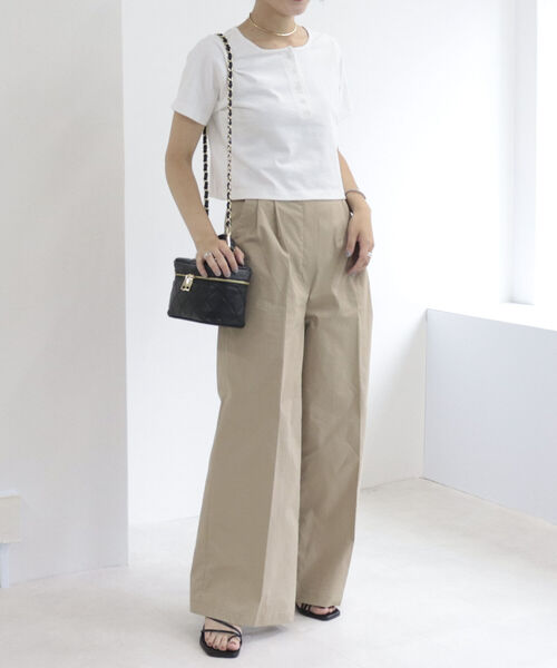 fredy emue（フレディエミュ）の「ヘンリーネック　クロップドTシャツ（Tシャツ/カットソー・レディース・ブラック/グレー/オフホワイト・38）」の4枚目の写真