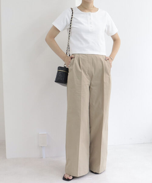 fredy emue（フレディエミュ）の「ヘンリーネック　クロップドTシャツ（Tシャツ/カットソー・レディース・ブラック/グレー/オフホワイト・38）」の6枚目の写真