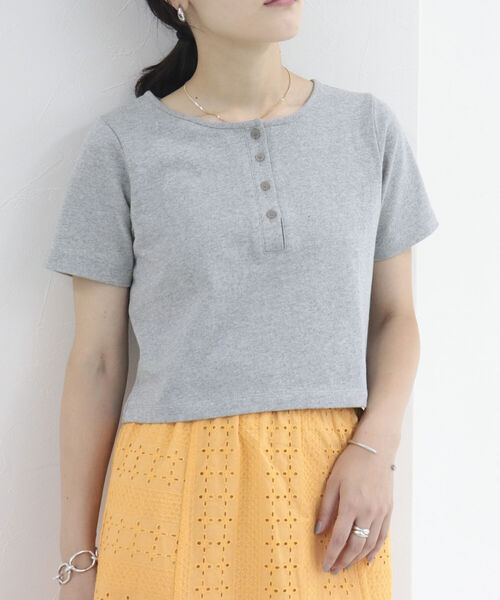 fredy emue（フレディエミュ）の「ヘンリーネック　クロップドTシャツ（Tシャツ/カットソー・レディース・ブラック/グレー/オフホワイト・38）」の17枚目の写真