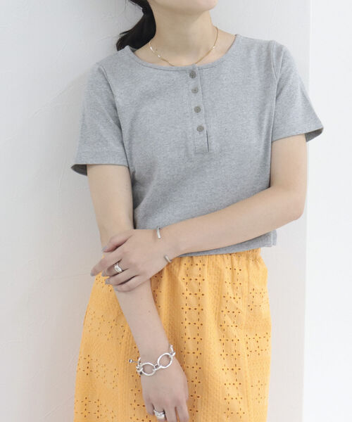 fredy emue（フレディエミュ）の「ヘンリーネック　クロップドTシャツ（Tシャツ/カットソー・レディース・ブラック/グレー/オフホワイト・38）」の18枚目の写真