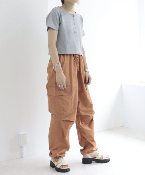 fredy emue（フレディエミュ）の「ヘンリーネック　クロップドTシャツ（Tシャツ/カットソー・レディース・ブラック/グレー/オフホワイト・38）」の20枚目の写真