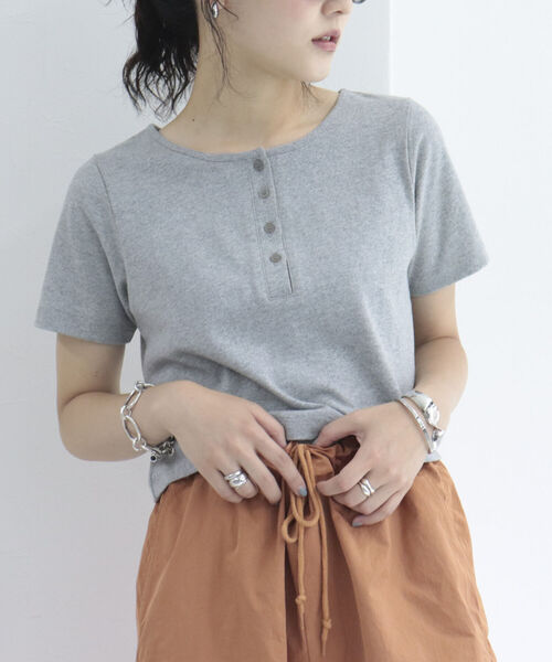 fredy emue（フレディエミュ）の「ヘンリーネック　クロップドTシャツ（Tシャツ/カットソー・レディース・ブラック/グレー/オフホワイト・38）」の22枚目の写真