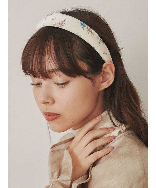 merry jenny（メリージェニー）の「floralベロアカチューシャ（カチューシャ・レディース・オフホワイト/ブラック・FREE）」の3枚目の写真