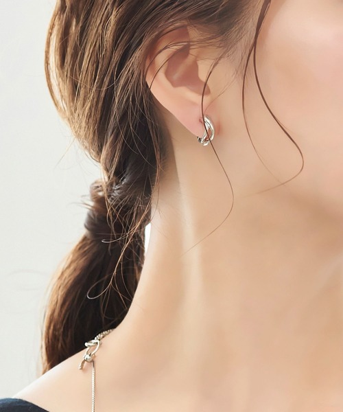 Phoebe（フィービィー）の「【ピアス見えシリーズ】ウェーブスナップイヤリング（イヤリング・レディース・シルバー/イエローゴールド・FREE）」の3枚目の写真