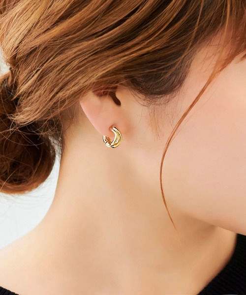 Phoebe（フィービィー）の「【ピアス見えシリーズ】ウェーブスナップイヤリング（イヤリング・レディース・シルバー/イエローゴールド・FREE）」の4枚目の写真