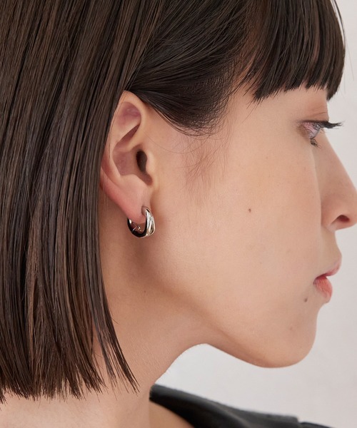 Phoebe（フィービィー）の「【ピアス見えシリーズ】ウェーブスナップイヤリング（イヤリング・レディース・シルバー/イエローゴールド・FREE）」の11枚目の写真