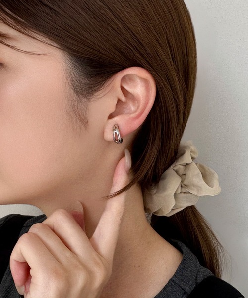 Phoebe（フィービィー）の「【ピアス見えシリーズ】ウェーブスナップイヤリング（イヤリング・レディース・シルバー/イエローゴールド・FREE）」の14枚目の写真