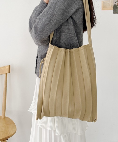 CLEA（クレア）の「【全9色展開】2WAYニットプリーツトートバッグ／エコバッグ（トートバッグ・レディース・ブラック/ベージュ/パープル/ブラウン/オリーブ/イエロー/オレンジ/ブルー系その他/バーガンディー・FREE）」の3枚目の写真