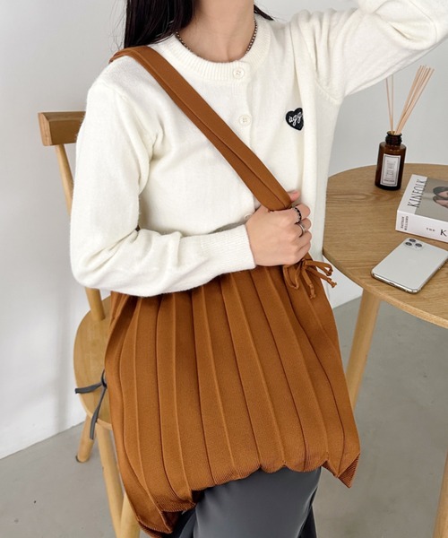 CLEA（クレア）の「【全9色展開】2WAYニットプリーツトートバッグ／エコバッグ（トートバッグ・レディース・ブラック/ベージュ/パープル/ブラウン/オリーブ/イエロー/オレンジ/ブルー系その他/バーガンディー・FREE）」の2枚目の写真