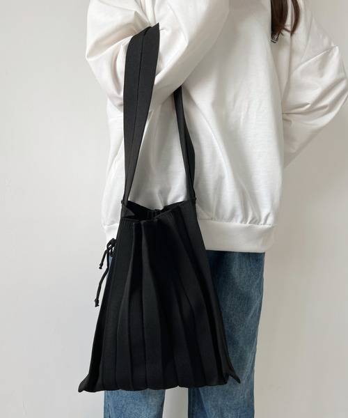 CLEA（クレア）の「【全9色展開】2WAYニットプリーツトートバッグ／エコバッグ（トートバッグ・レディース・ブラック/ベージュ/パープル/ブラウン/オリーブ/イエロー/オレンジ/ブルー系その他/バーガンディー・FREE）」の11枚目の写真