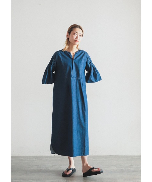 【FIL DE FER】フィルデフェール バンドカラー 七分袖ワンピース FIL DE FER（フィルデフェール）の「スモッグ刺繍 フロント重ね