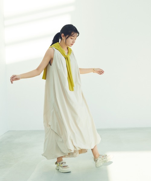 emmi(エミ)の「【emmi atelier】エアーボリュームワンピース(ワンピース・レディース・アイボリー/ブラック/ブルー・0/1)」の2枚目の写真