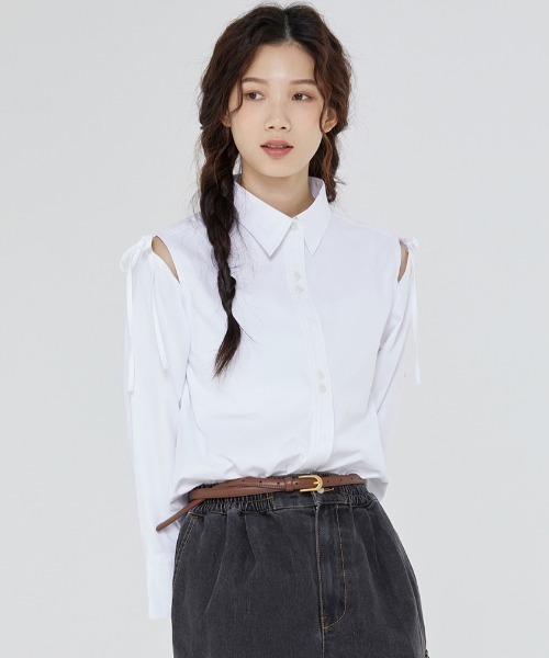 ROMANTIC CROWN(ロマンティッククラウン)の「A'GEM/9 × .kom『ROMANTIC CROWN/ロマンティッククラウン』SHOULDER OPEN RIBBON SHIRT /ショルダーオープンリボン 長袖シャツ(シャツ/ブラウス・レディース・ホワイト/ブラック/ライトブルー・M)」の2枚目の写真