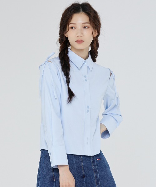 ROMANTIC CROWN(ロマンティッククラウン)の「A'GEM/9 × .kom『ROMANTIC CROWN/ロマンティッククラウン』SHOULDER OPEN RIBBON SHIRT /ショルダーオープンリボン 長袖シャツ(シャツ/ブラウス・レディース・ホワイト/ブラック/ライトブルー・M)」の3枚目の写真