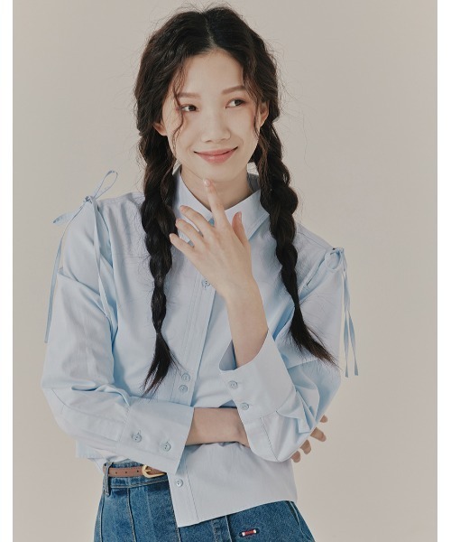 ROMANTIC CROWN(ロマンティッククラウン)の「A'GEM/9 × .kom『ROMANTIC CROWN/ロマンティッククラウン』SHOULDER OPEN RIBBON SHIRT /ショルダーオープンリボン 長袖シャツ(シャツ/ブラウス・レディース・ホワイト/ブラック/ライトブルー・M)」の15枚目の写真